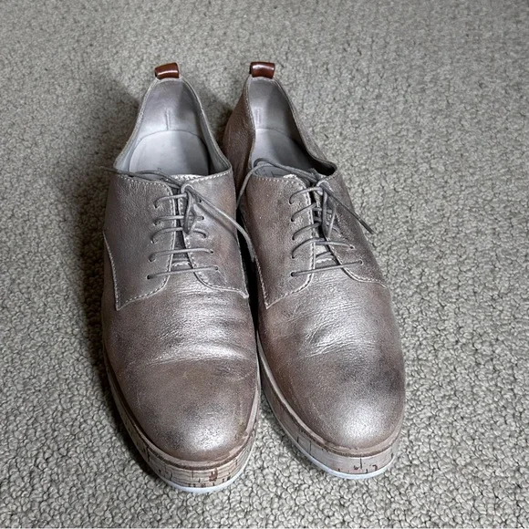 AGL Women's Gold Leather Oxford Shoes Sz 40/9.5 - Picture 3 of 13